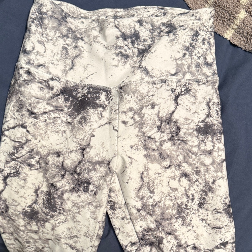 Balance Collection Monochrome Patterned Leggings - image 1